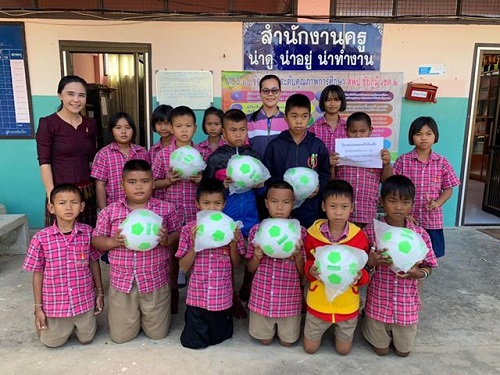 แจกบอลให้น้องปีที่ 5