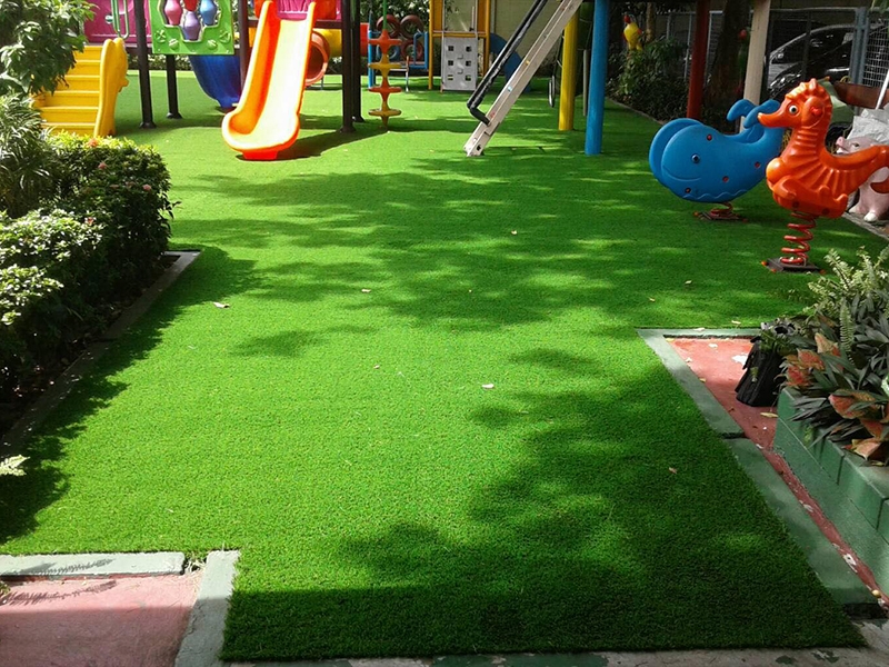 สนามเด็กเล่นหญ้าเทียม โรงเรียนราชินีบน