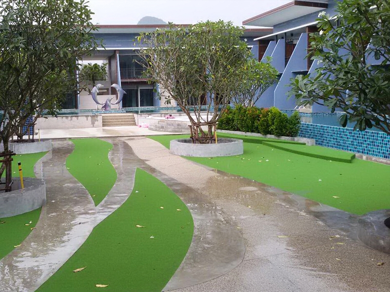 หญ้าเทียมปูพื้น โรงแรม The Phu Beach