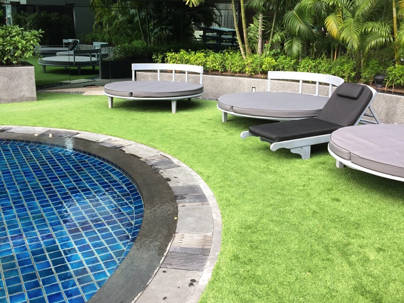 จัดสวนหญ้าเทียมโรงแรมPlaza Athenee Bangkok