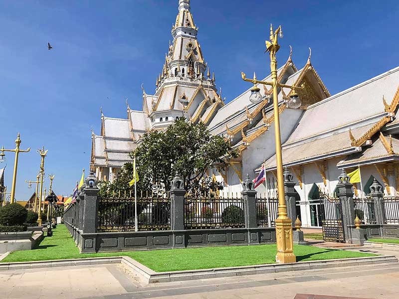 สนามหญ้าลาน วัดโสธรวรารามวรวิหาร (วัดหลวงพ่อโสธร)