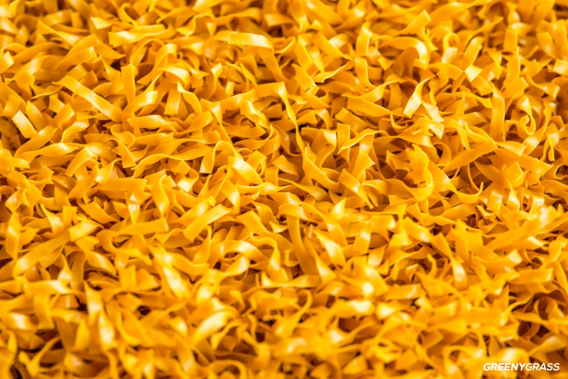 หญ้าเทียมสนามเด็กเล่น รุ่น M-245 สีเหลือง ใบยาว 1.8 cm. (พรีเมียม)