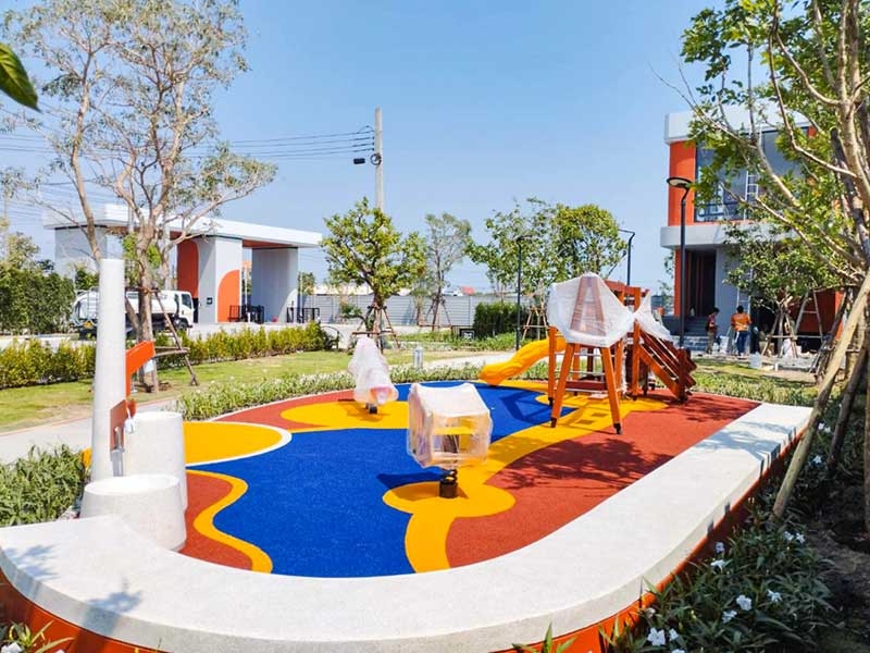 ติดตั้งหญ้าสนามเด็กเล่นและบ้านตัวอย่าง โครงการพลีโน่ ทาวน์