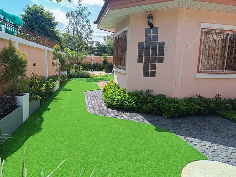 สนามหญ้าสำหรับสุนัข บ้านพักย่านปากเกร็ด