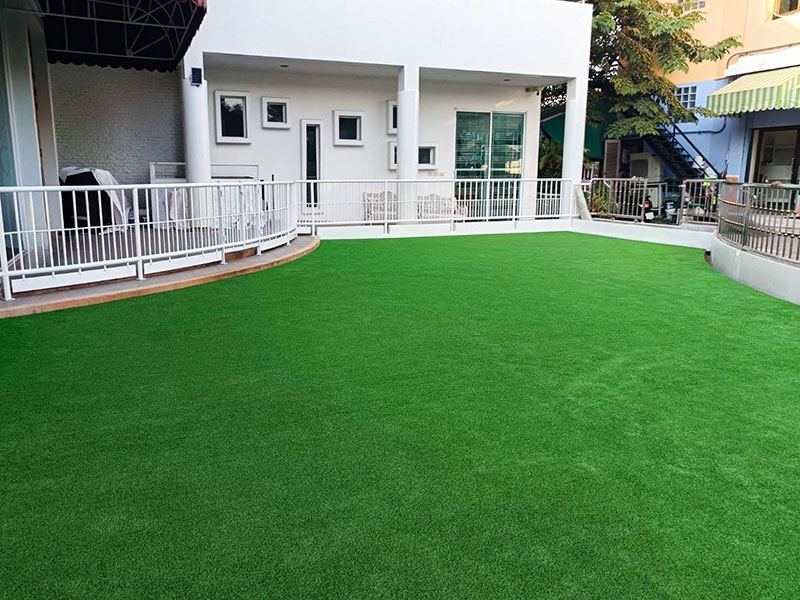 สนามหญ้า บ้านพักถนนราชพฤกษ์