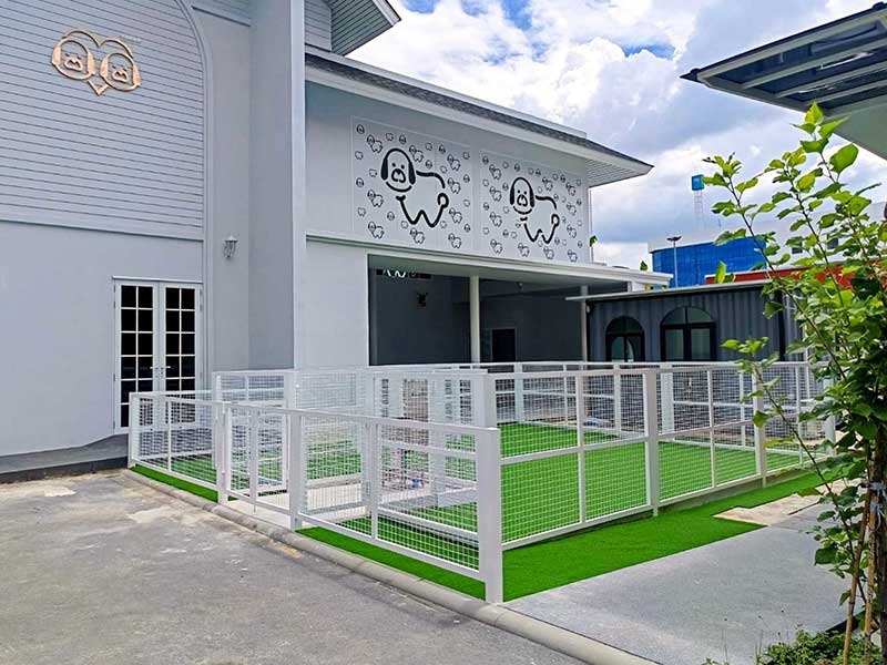 สนามหญ้า Waffenhund Cafe